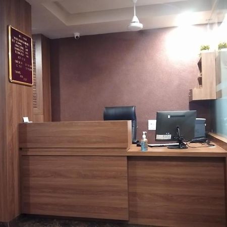 Hotel Radha Krishna Ānand エクステリア 写真