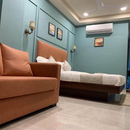 Hotel Radha Krishna Ānand エクステリア 写真