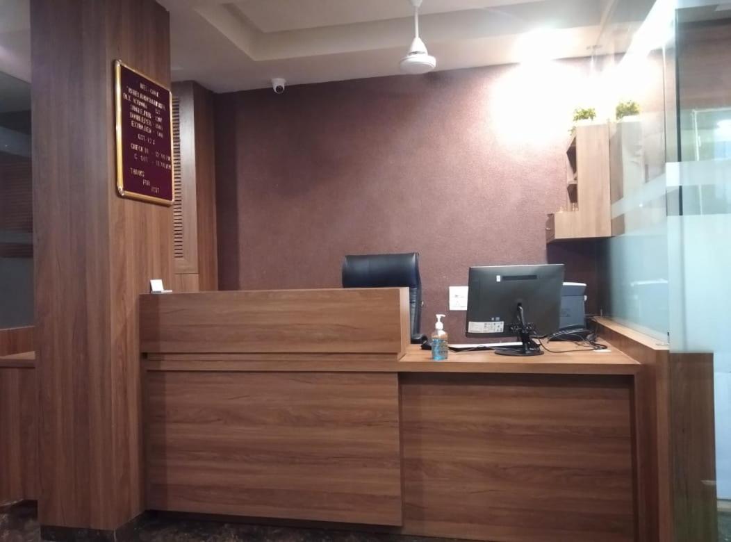 Hotel Radha Krishna Ānand エクステリア 写真