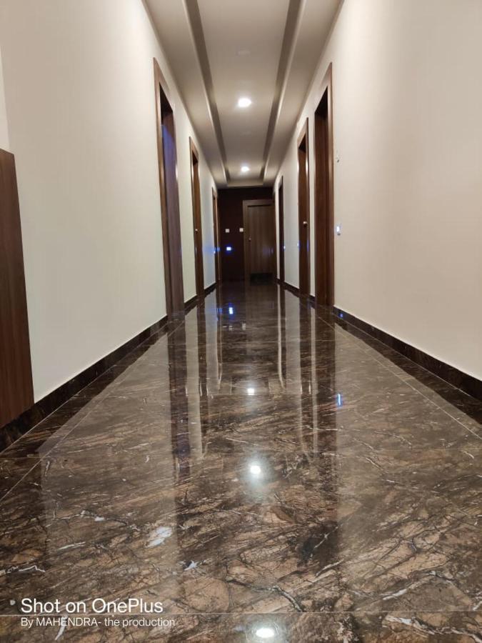 Hotel Radha Krishna Ānand エクステリア 写真