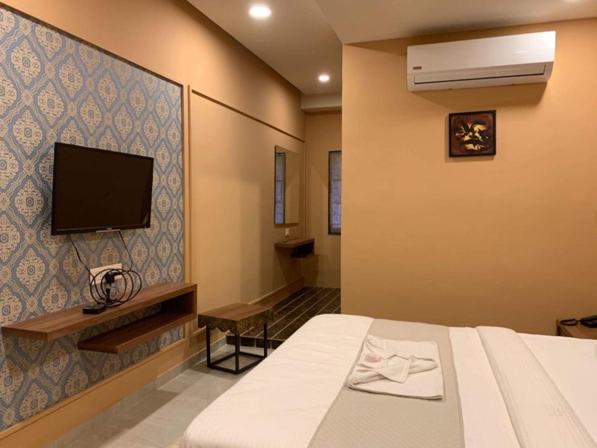 Hotel Radha Krishna Ānand エクステリア 写真