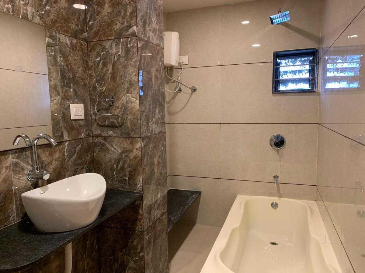 Hotel Radha Krishna Ānand エクステリア 写真