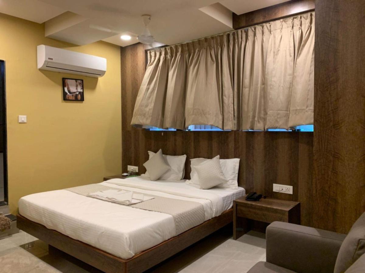 Hotel Radha Krishna Ānand エクステリア 写真