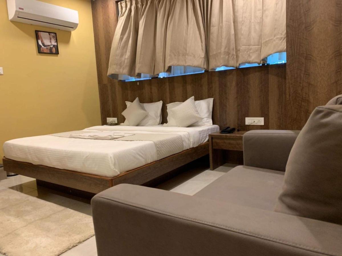 Hotel Radha Krishna Ānand エクステリア 写真
