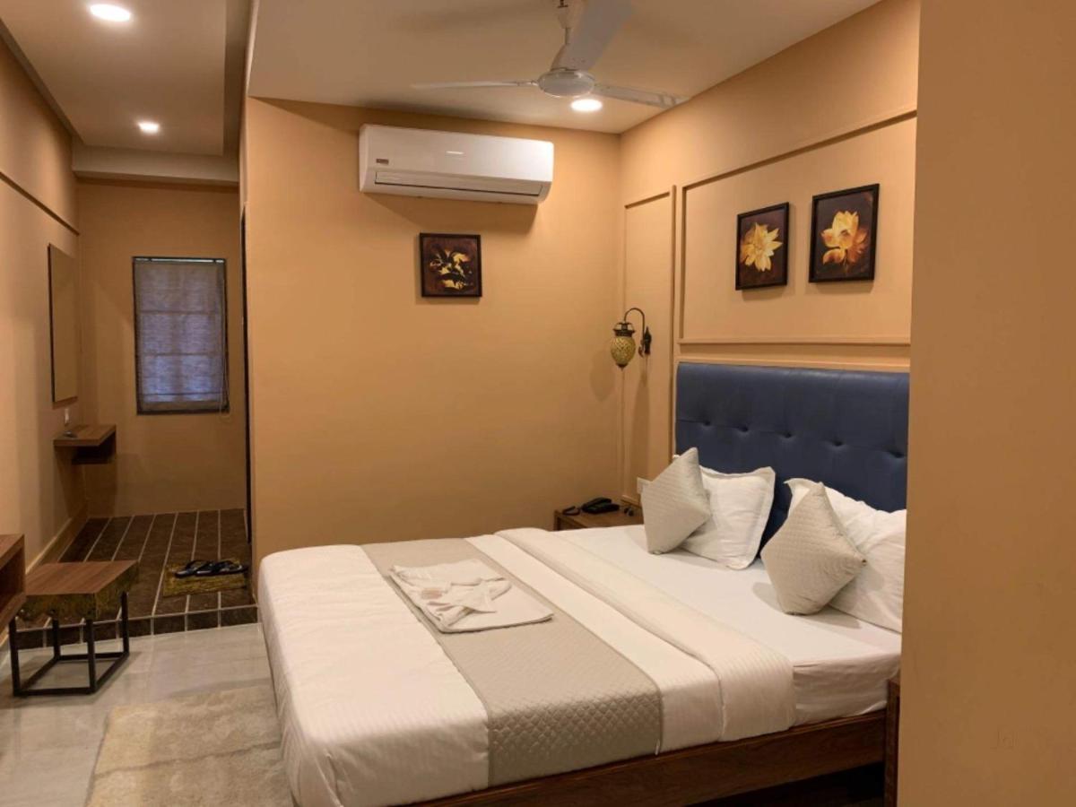 Hotel Radha Krishna Ānand エクステリア 写真