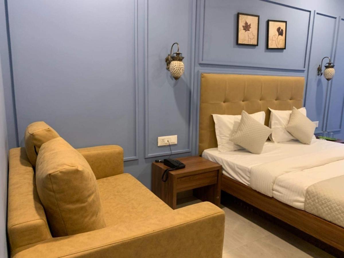 Hotel Radha Krishna Ānand エクステリア 写真